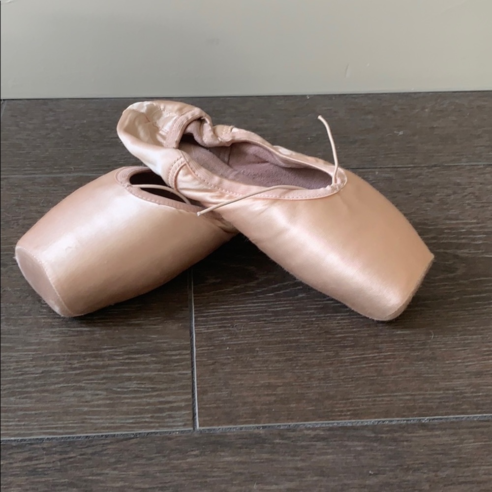 CAPEZIO POINTE SHOES